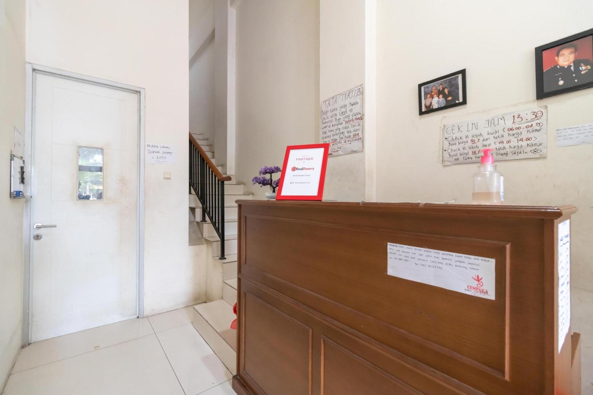 Reddoorz Near Universitas Esa Unggul Bekasi Harapan Indah Buitenkant foto